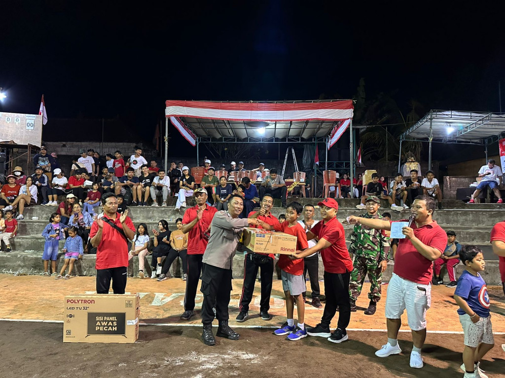 Kegiatan Jalan Santai dan pembukaan Lomba Bola Volly Antar Banjar di Desa Tumbak Bayuh